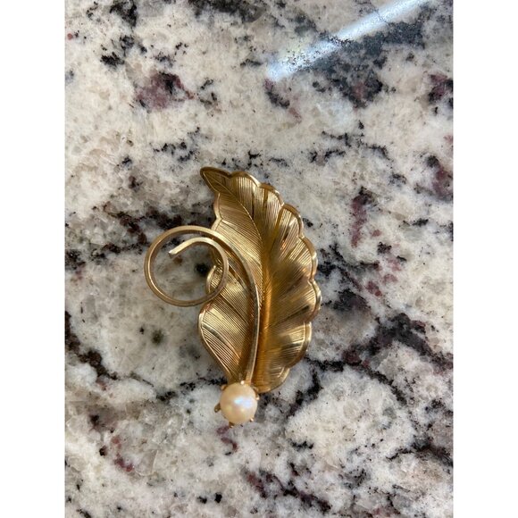 Vintage Gold Leaf Brooch Faux Pearl Accent Mid Century Costume Jewelry Pin - Picture 4 of 6